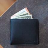 お札と小銭の入った財布
