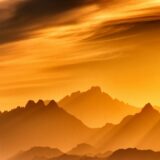 金色に染まる山の夕景