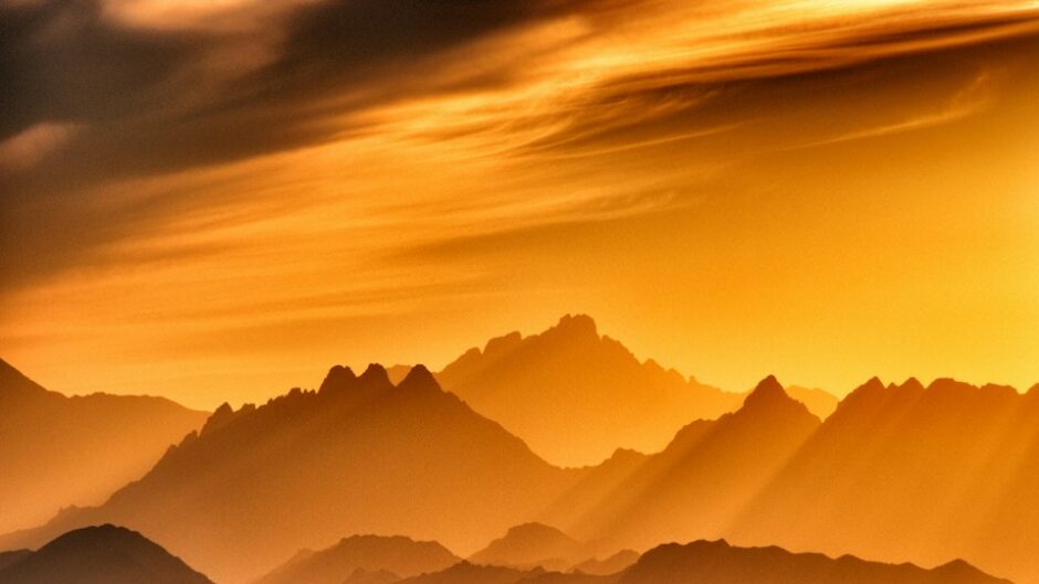 金色に染まる山の夕景