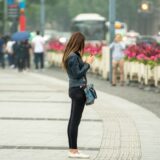 スマホを見る女性