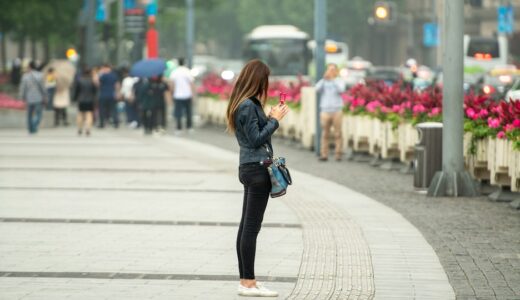 「boundaries」の意味とは？「馴れ馴れしい！近い近い！」をネイティブが使う表現を解説