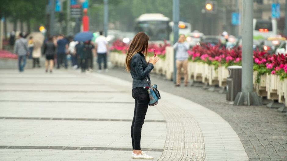 スマホを見る女性