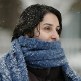 雪の中でスカーフを巻いた女性
