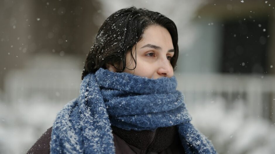 雪の中でスカーフを巻いた女性