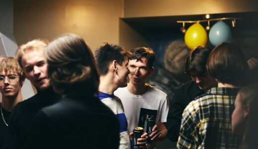 「buzzkill」の意味とは？「場をしらけさす！」をネイティブが使うスラングを解説