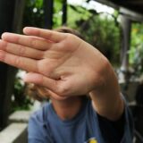 手のひらを向けて拒否する男性