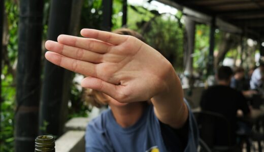 「I wouldn't be caught dead」の意味とは？「死んでも〜したくない」をネイティブが使う表現を解説