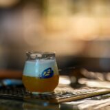 バーカウンターに置かれたビールのグラス