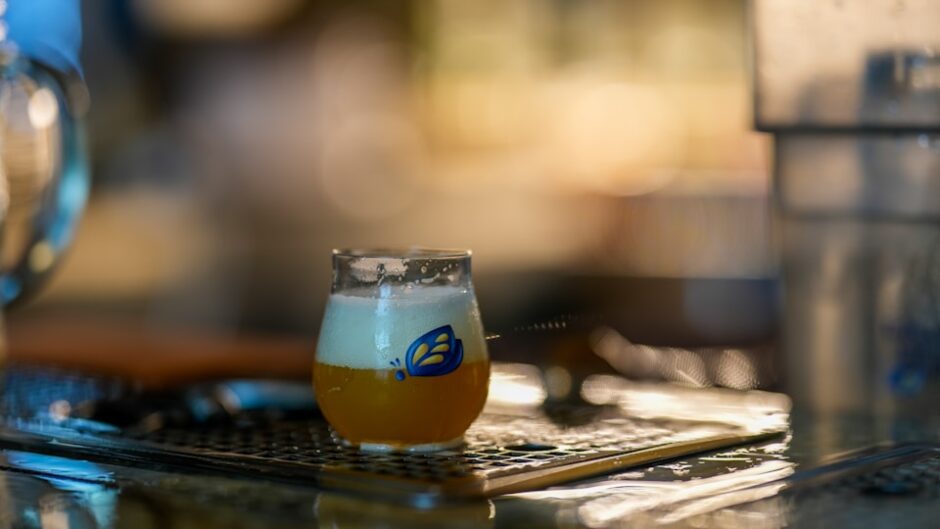 バーカウンターに置かれたビールのグラス