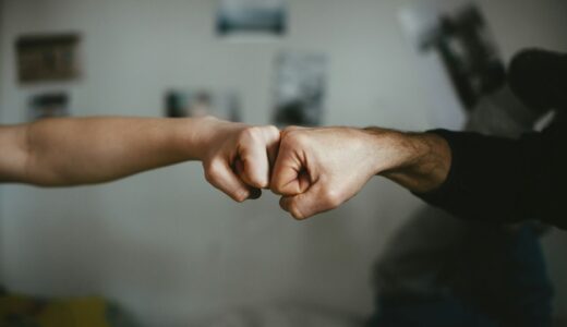 「fist pump」の意味とは？「ガッツポーズ！」をネイティブが使う表現を解説