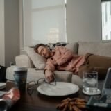 ソファで眠る男性