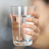 水を飲むグラス