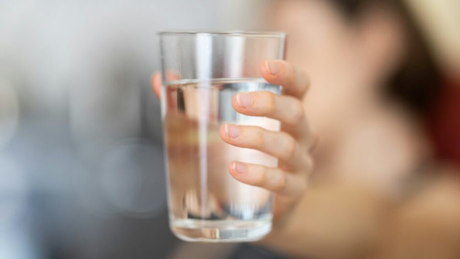 水を飲むグラス