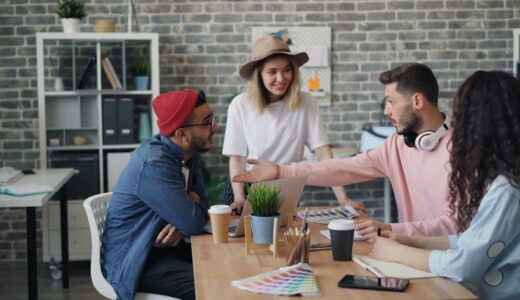 「hook you up with someone」の意味とは？「いい人を紹介して」をネイティブが使う表現を解説