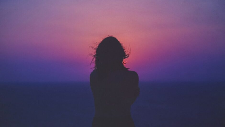 夕暮れに一人立つ女性
