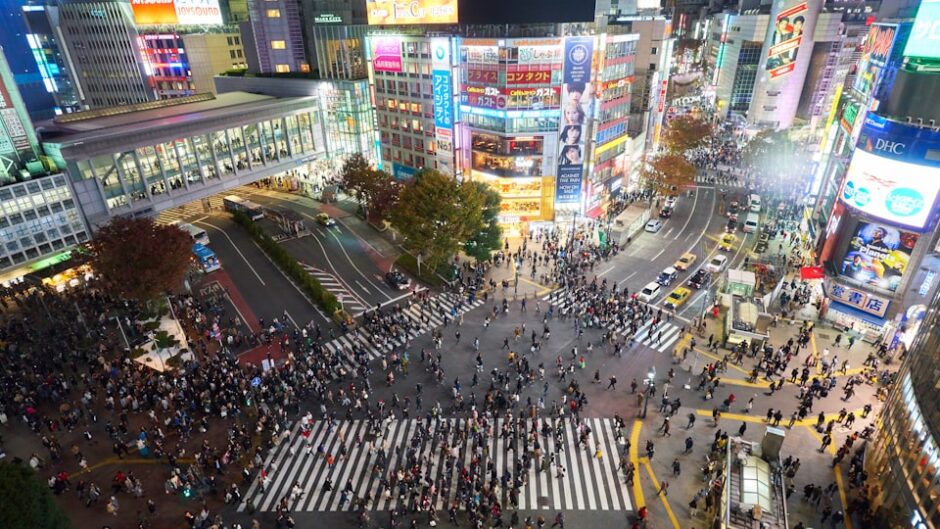 人が行き交う賑やかな都会の通り
