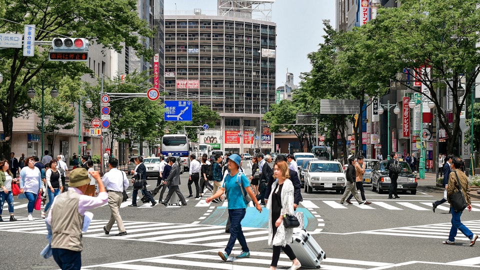 混雑するスクランブル交差点を歩く通勤客