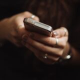 スマートフォンを操作する手元