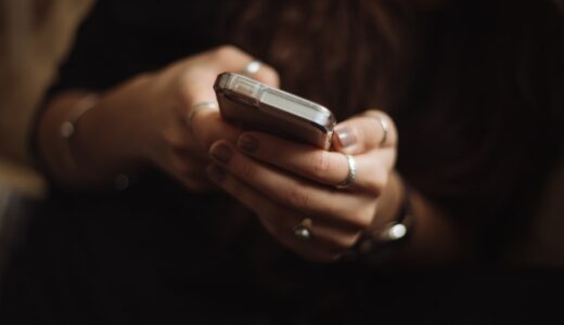 「keep me posted」の意味とは？「進捗を伝える！」をネイティブが使う表現を解説