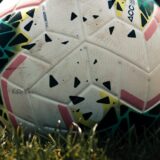 緑の芝生に置かれたサッカーボール