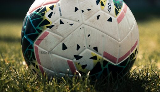 「kick off」の意味とは？「始める」と伝える方法をネイティブ目線で解説