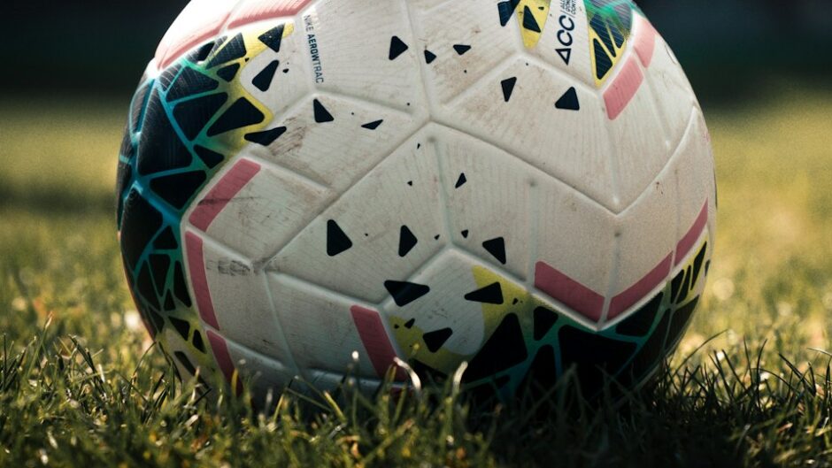 緑の芝生に置かれたサッカーボール
