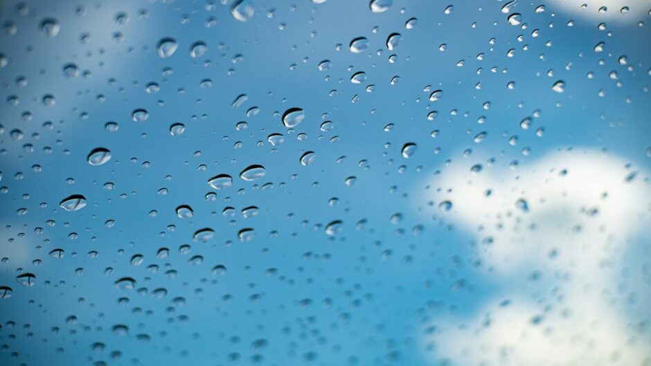 雨粒がついた窓