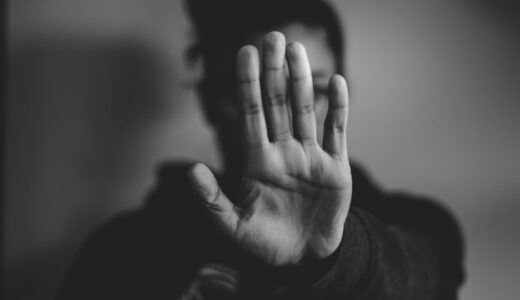 「No buts」の意味とは？「つべこべ言わない」をネイティブが使う表現を解説