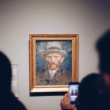 美術館で絵の前を通り過ぎる人々