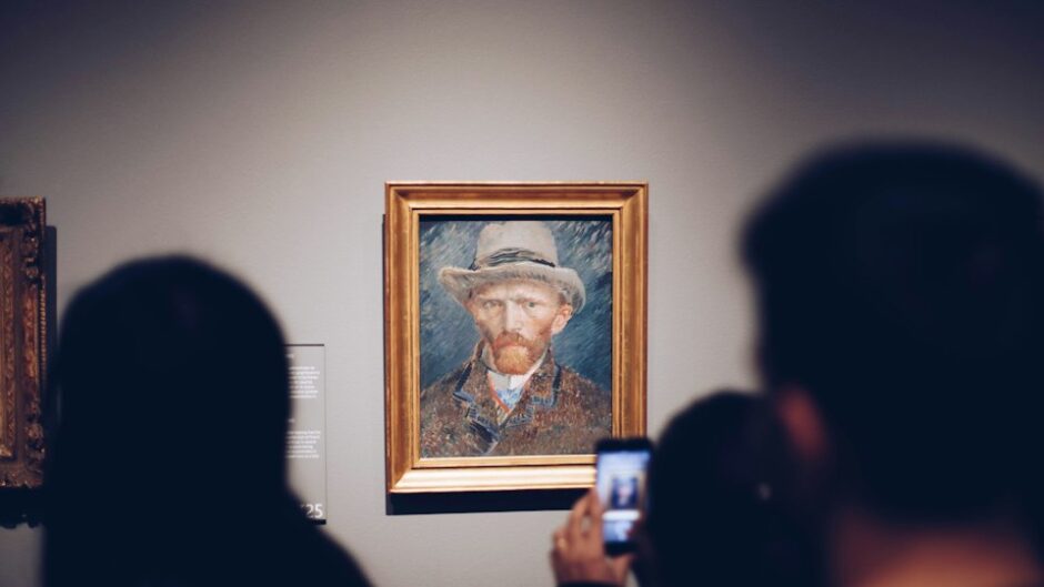 美術館で絵の前を通り過ぎる人々
