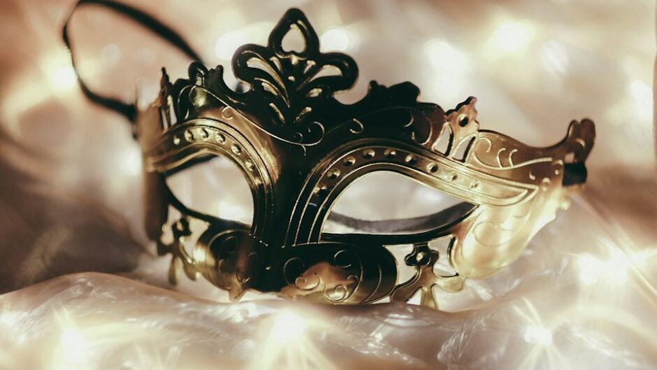 金色の仮面舞踏会のマスク