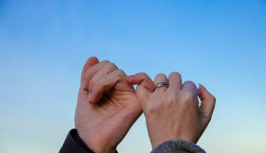 「pinky swear」の意味とは？「指切り！」をネイティブが使う表現を解説