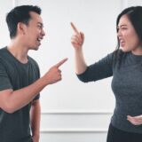 深刻に言い合う二人
