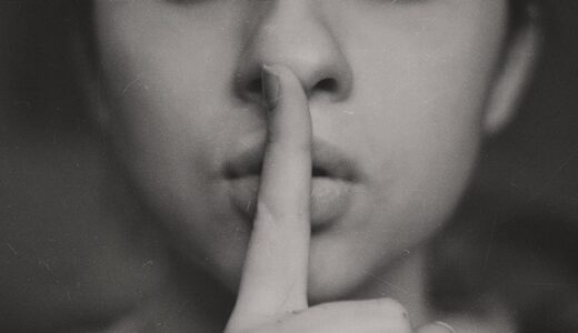「zip your lip」の意味とは？「黙って・口を閉じて」をネイティブが使う表現を解説