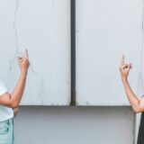 並んで立つ二人の女性