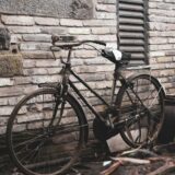 壁に立てかけられた自転車