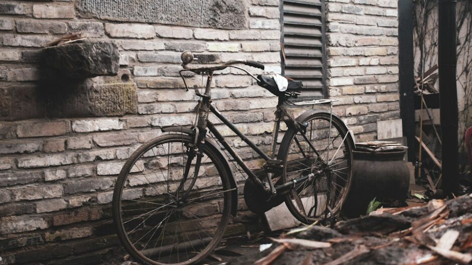 壁に立てかけられた自転車