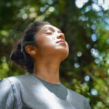 瞑想する女性