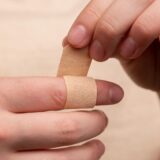 絆創膏を貼る様子