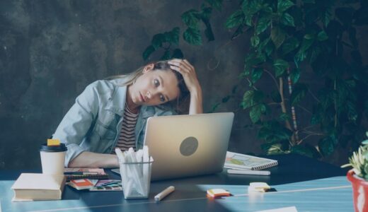 「I'm swamped.」の意味とは？「超忙しい！」をネイティブが使う表現を解説