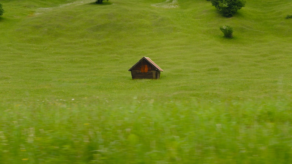 草原にぽつんと立つ小屋