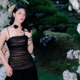 露出度の高い黒のドレスを着た女性