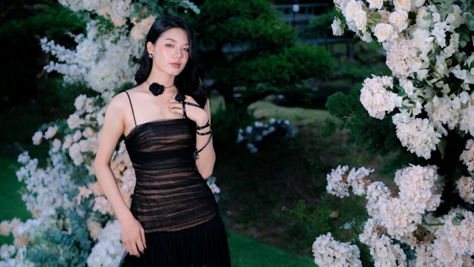 露出度の高い黒のドレスを着た女性