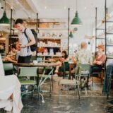 にぎわうレストランの店内