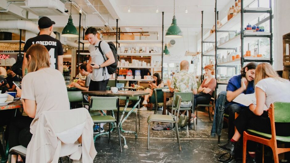 にぎわうレストランの店内