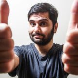 親指を立てる男性