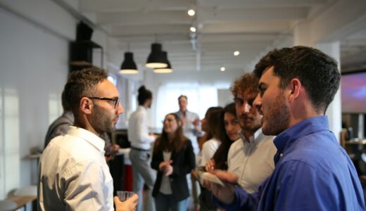 「people person」の意味とは？「社交的な人！」をネイティブが使う表現を解説