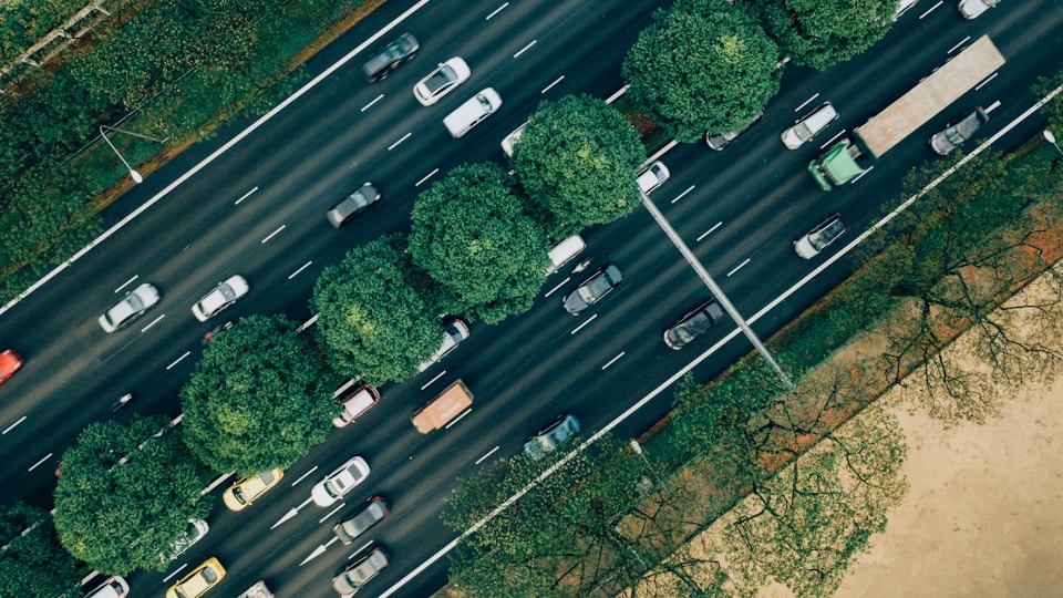 複数車線を車が走る道路