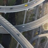 複数方向に分岐する高速道路の空撮