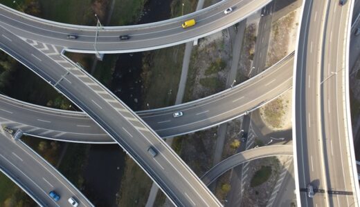「Pick a lane」の意味とは？「どっちかにしなさい」をネイティブが使う表現